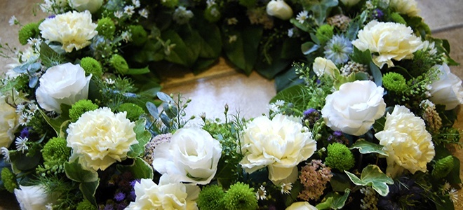 Flores de Cravo em Ritual Fúnebre
