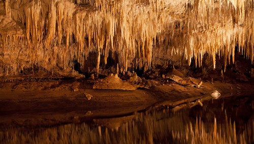 Como a formação de cavernas revela a história geológica?